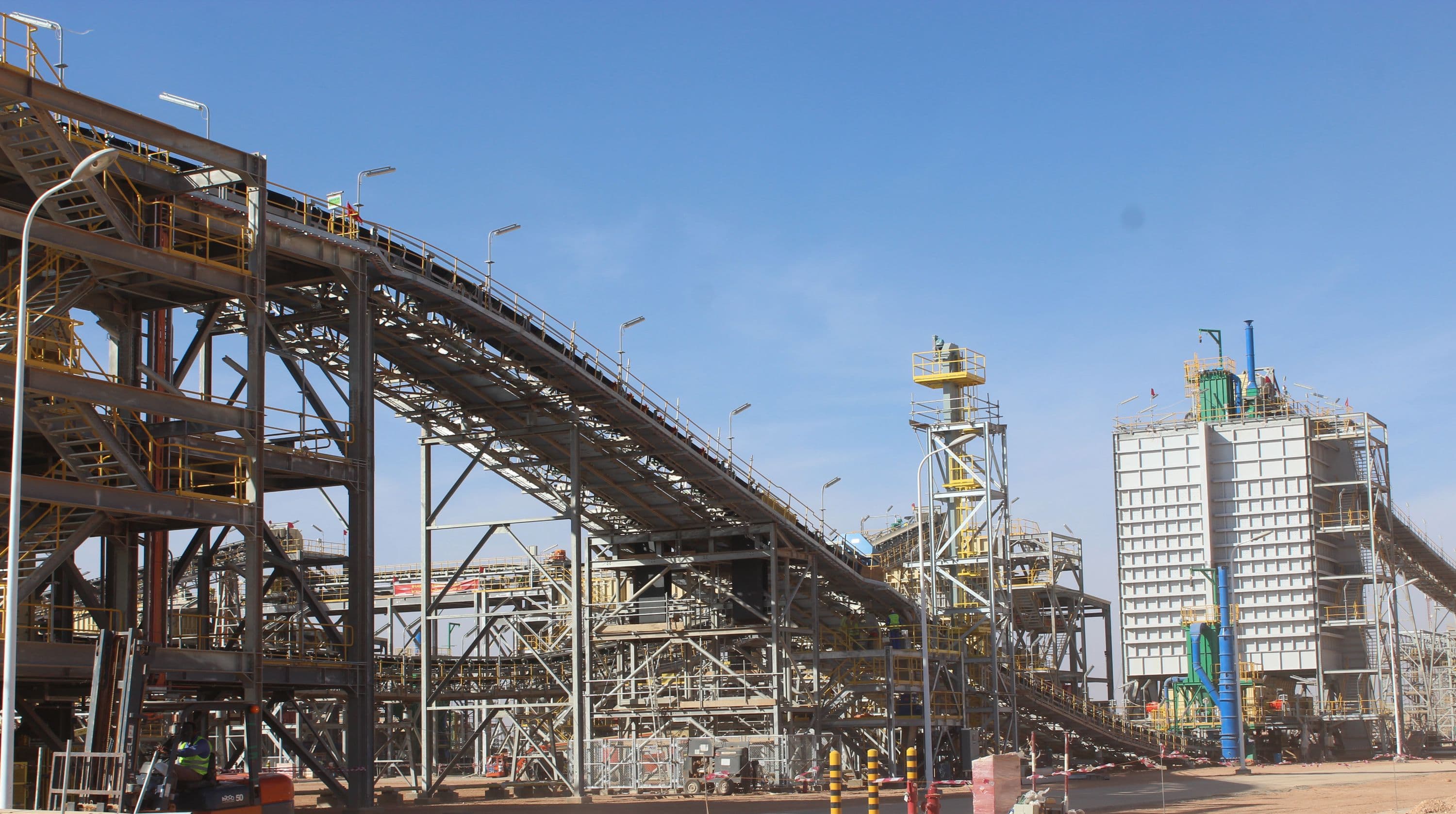 Primary dry screen feed conveyor