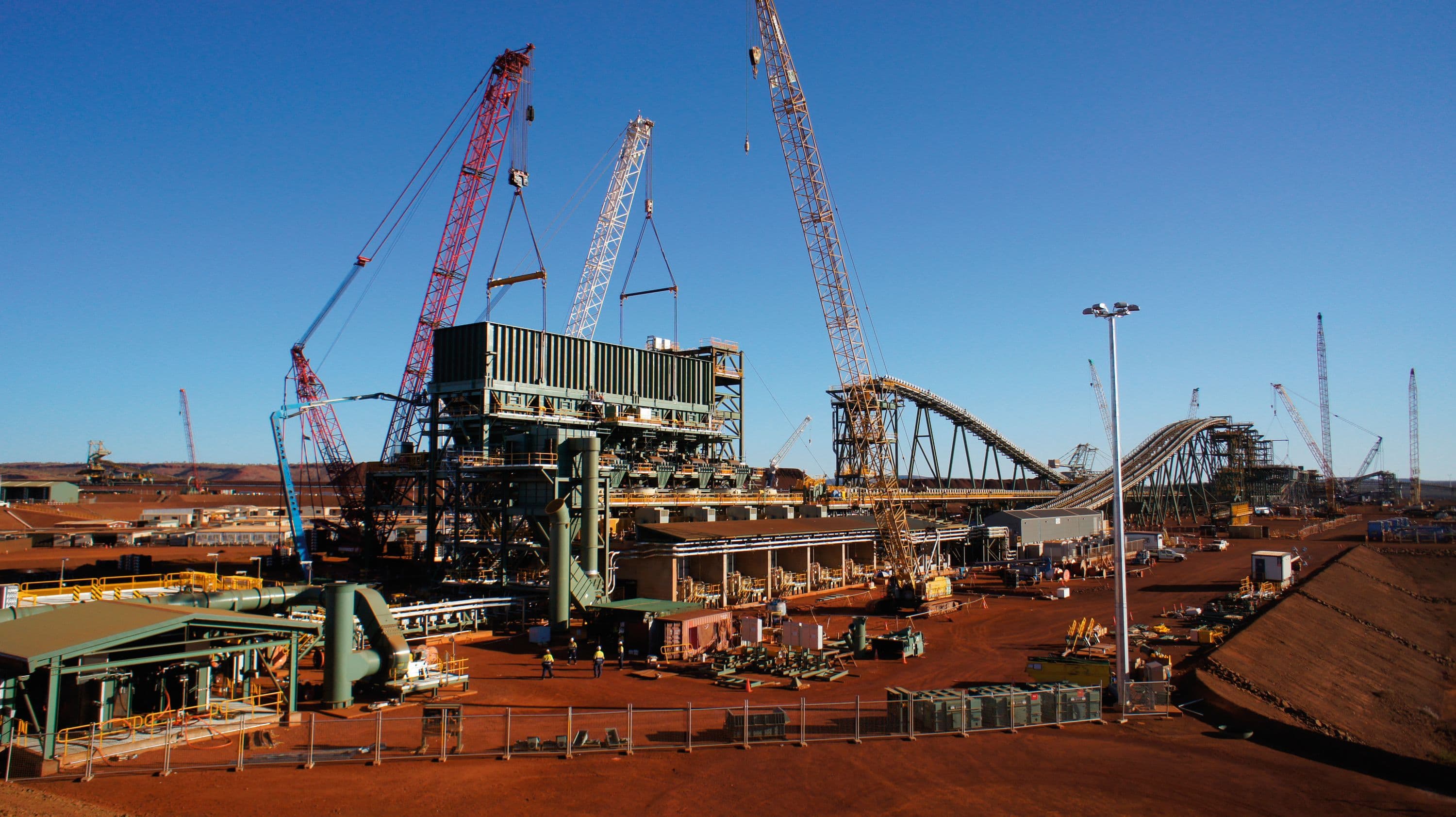 Heavy lift crane in action at Yandi