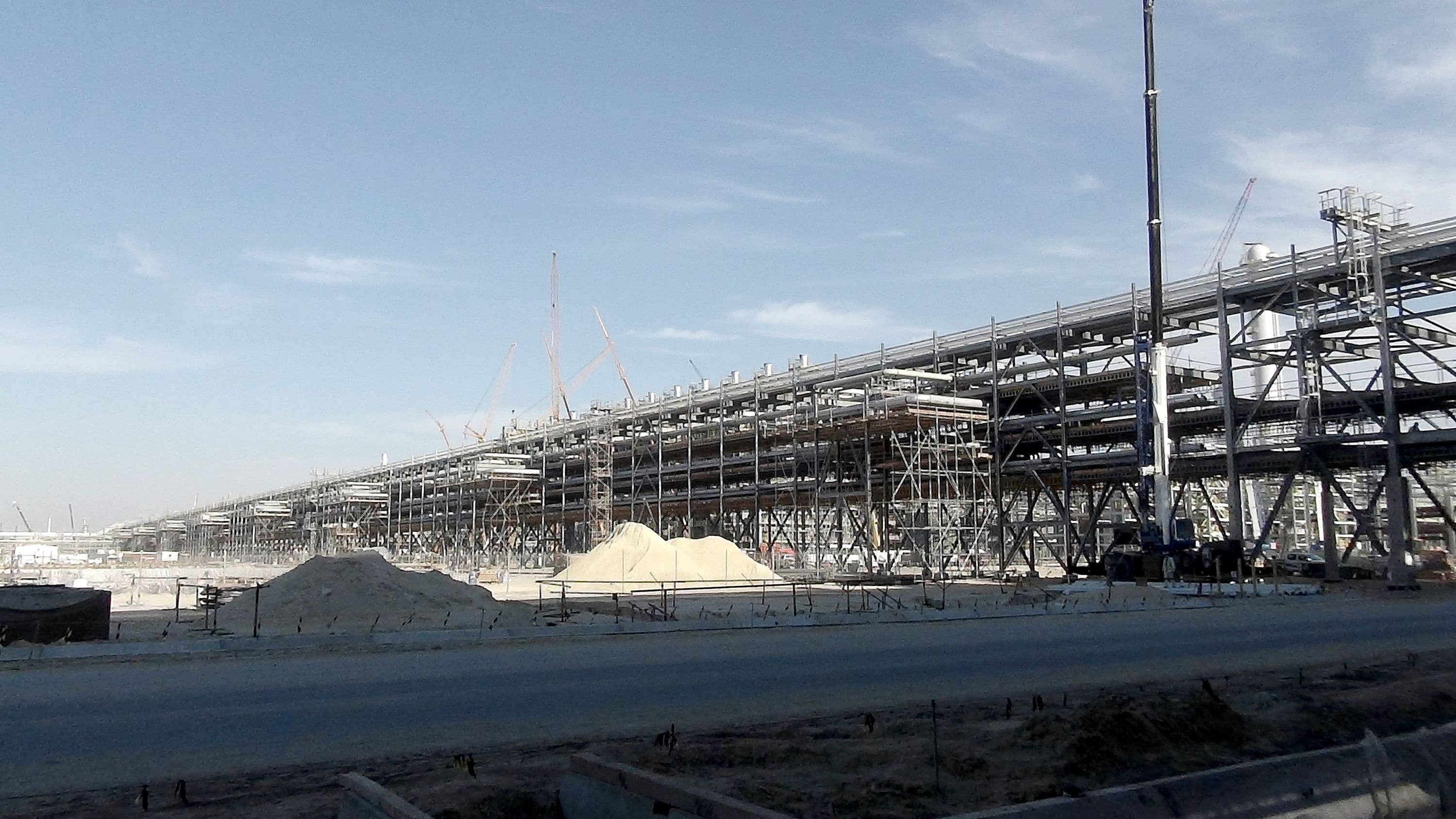 Construction of two kilometers of interconnecting pipe rack facilities