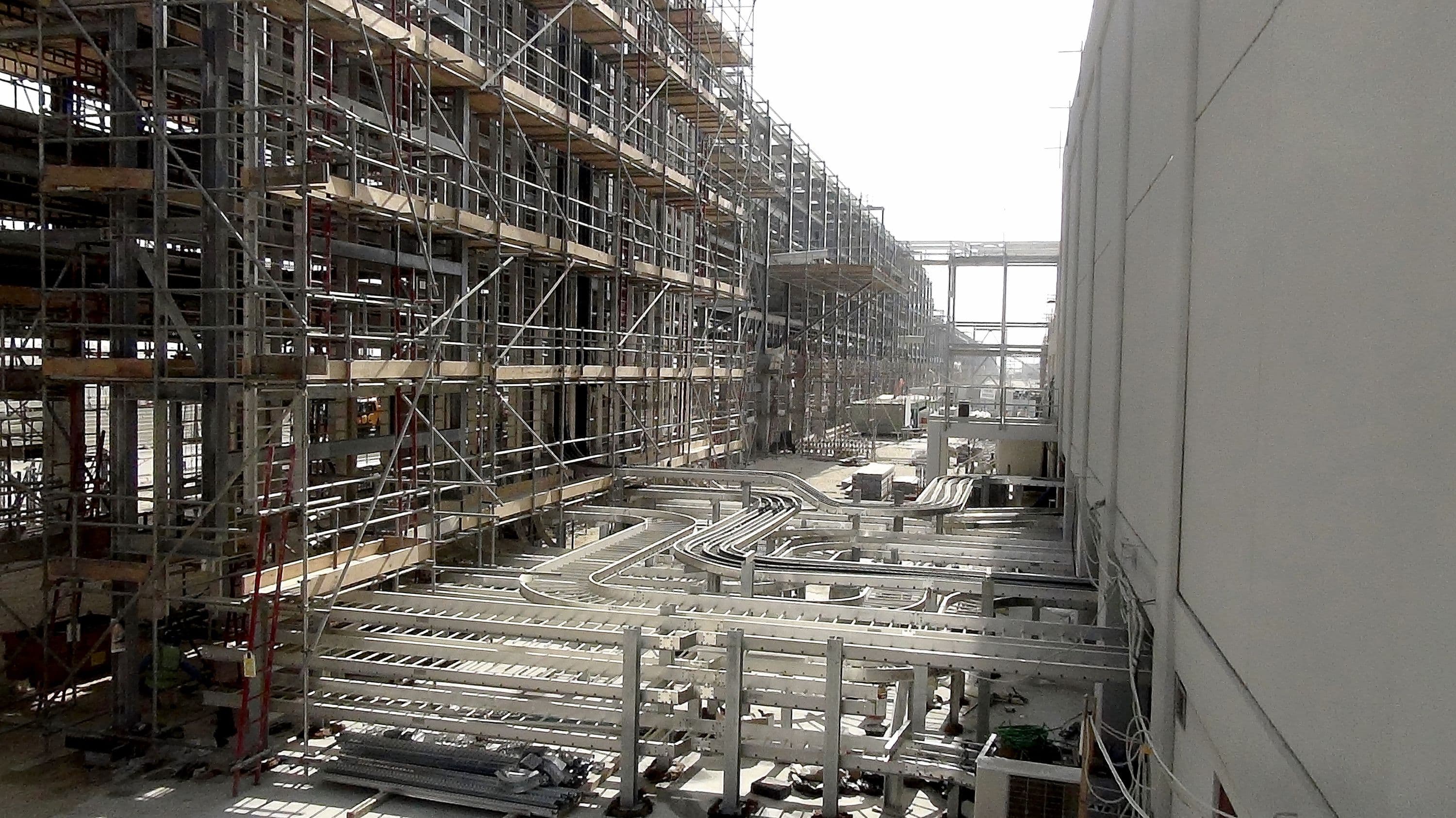 Power distribution system and interconnecting pipe rack interface